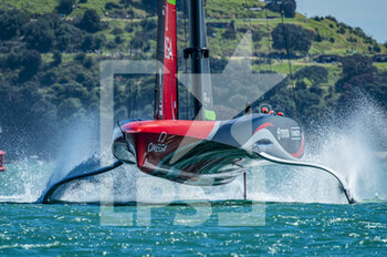 2020-12-16 - Emirates Team New Zealand approaching the bottom mark in their match against Luna Rossa Prada Pirelli Team during the Prada America's Cup World Series Auckland Race Day One, on december 17 2020, Auckland, New Zealand. Photo: Chris Cameron / DPPI - PRADA AMERICA'S CUP WORLD SERIES 2020 & PRADA CHRISTMAS RACE 2020 - SAILING - OTHER SPORTS