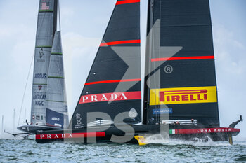 2020-12-16 - Luna Rossa Prada Pirelli and American Magic start the first race of the day, Race Five of the regatta during the Prada America's Cup World Series Auckland Race Day Two, on december 1 2020, Auckland, New Zealand. Photo: Chris Cameron / DPPI - PRADA AMERICA'S CUP WORLD SERIES 2020 & PRADA CHRISTMAS RACE 2020 - SAILING - OTHER SPORTS