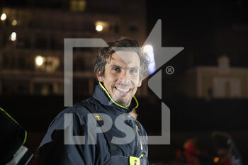2021-01-27 - Charlie Dalin (fra) sailing on the Imoca Apivia finishing the Vendée Globe 2020-2021 in 80 Days 06 Hours 15 minutes and 47 seconds during the arrival of the 2020-2021 Vendée Globe, 9th edition of the solo non-stop round the world yacht race, on January 27th 2021 in Les Sables-d'Olonne, France - Photo Thomas Deregnieaux / DPPI - ARRIVAL OF THE 2020-2021 VENDéE GLOBE, 9TH EDITION OF THE SOLO NON-STOP ROUND THE WORLD YACHT RACE - SAILING - OTHER SPORTS