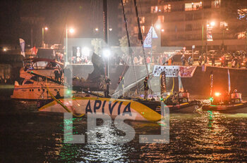 2021-01-27 - Charlie Dalin (fra) sailing on the Imoca Apivia finishing the VendÃ©e Globe 2020-2021 in 80 Days 06 Hours 15 minutes and 47 seconds, 9th edition of the solo non-stop round the world yacht race, on January 27th 2021 in Les Sables-d'Olonne, France - Photo Christophe Favreau / DPPI - ARRIVAL OF THE 2020-2021 VENDéE GLOBE, 9TH EDITION OF THE SOLO NON-STOP ROUND THE WORLD YACHT RACE - SAILING - OTHER SPORTS