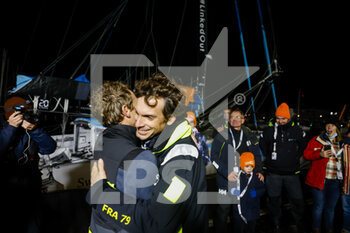 2021-01-27 - Charlie Dalin (fra) sailing on the Imoca Apivia finishing the Vendée Globe 2020-2021 in 80 Days 06 Hours 15 minutes and 47 seconds congratulates Thomas Ruyant (fra) sailing on the Imoca Linkedout finishing the Vendée Globe 2020-2021 in 80 Days 15 Hours 22 minutes and 01 seconds during the arrival of the 2020-2021 Vendée Globe, 9th edition of the solo non-stop round the world yacht race, on January 27th 2021 in Les Sables-d'Olonne, France - Photo Pierre Bouras / DPPI - ARRIVAL OF THE 2020-2021 VENDéE GLOBE, 9TH EDITION OF THE SOLO NON-STOP ROUND THE WORLD YACHT RACE - SAILING - OTHER SPORTS