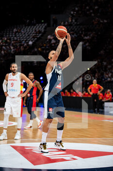 2021-07-10 - Evan Fournier of France controls the ball during the International Men's Friendly Basketball match between France and Spain on July 10, 2021 at AccorHotels Arena in Paris, France - Photo Antoine Massinon / A2M Sport Consulting / DPPI - INTERNATIONAL MEN'S FRIENDLY  MATCH - FRANCE VS SPAIN - FRIENDLY MATCH - BASKETBALL