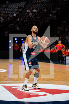 2021-07-10 - Evan Fournier of France controls the ball during the International Men's Friendly Basketball match between France and Spain on July 10, 2021 at AccorHotels Arena in Paris, France - Photo Antoine Massinon / A2M Sport Consulting / DPPI - INTERNATIONAL MEN'S FRIENDLY  MATCH - FRANCE VS SPAIN - FRIENDLY MATCH - BASKETBALL