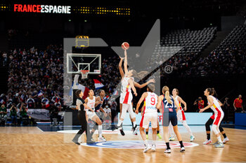 2021-07-10 - The kick off of the match during the International Women's Friendly Basketball match between France and Spain on July 10, 2021 at AccorHotels Arena in Paris, France - Photo Antoine Massinon / A2M Sport Consulting / DPPI - WOMEN'S FRIENDLY MATCH - FRANCE VS SPAIN - FRIENDLY MATCH - BASKETBALL