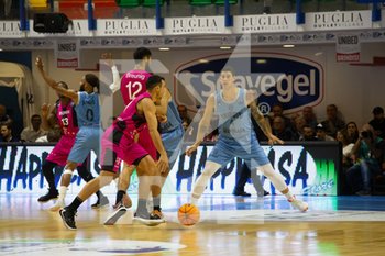 2019-10-22 - Palleggio di A. Dileo (Telekom Baskets Bonn)  contrastato da B. Radosavljevic (Happy Casa Brindisi) - HAPPY CASA BRINDISI VS TELEKOM BASKETS BONN - CHAMPIONS LEAGUE - BASKETBALL