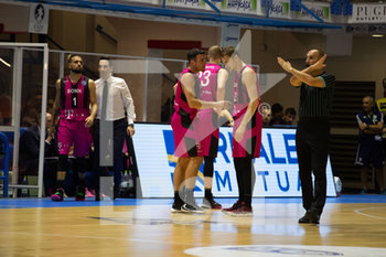 2019-10-22 - Consulto tra giocatori del Telekom Baskets Bonn mentre arbitro segnala cambio per il Bonn - HAPPY CASA BRINDISI VS TELEKOM BASKETS BONN - CHAMPIONS LEAGUE - BASKETBALL