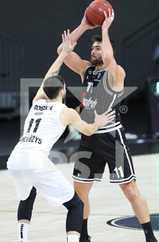 2020-11-20 - Giampaolo Ricci of Virtus Segafredo Bologna in action thwarted by Paulius Poska of Lietkabelis (L) - VIRTUS BOLOGNA VS LIETKABELIS - EUROCUP - BASKETBALL