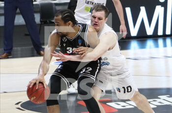 2020-11-20 - Vince Hunter of Virtus Segafredo Bologna in action thwarted by Vytenis Lipkevicius of Lietkabelis (R) - VIRTUS BOLOGNA VS LIETKABELIS - EUROCUP - BASKETBALL