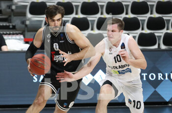 2020-11-20 - Amedeo Tessitori of Segafredo Virtus Bologna (L) in action thwarted by Vytenis Lipkevicius of Lietkabelis - VIRTUS BOLOGNA VS LIETKABELIS - EUROCUP - BASKETBALL