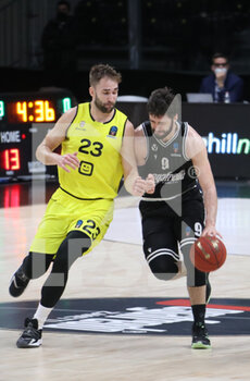 2020-12-16 - 16/12/2020 - Stefan Markovic of Segafredo Virtus Bologna (R) thwarted by Dave Dudzinski of Antwerp during the Eurocup match Virtus Segafredo Vs Antwerp Telnet Giants - ph: Michele Nucci - VIRTUS SEGAFREDO BOLOGNA VS TELENET ANTWERP GIANTS - EUROCUP - BASKETBALL