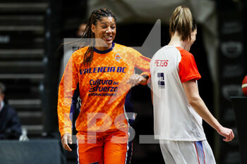 2021-03-18 - Celeste Trahan Davis of Valencia Basket and Haley Peters of ESBVA-LM prior the Women's EuroCup, quarter-final basketball match between Valencia Basket and ESBVA-LM on March 18, 2021 at Fuente de San Luis pavilion in Valencia, Spain - Photo Ivan Terron / Spain DPPI / DPPI - VALENCIA BASKET AND ESBVA-LM - EUROCUP - BASKETBALL
