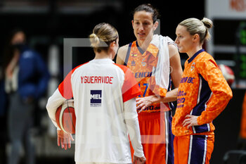 2021-03-18 - Anna Gomez and Maria Pina of Valencia Basket and Sandra Ygueravide of ESBVA-LM prior the Women's EuroCup, quarter-final basketball match between Valencia Basket and ESBVA-LM on March 18, 2021 at Fuente de San Luis pavilion in Valencia, Spain - Photo Ivan Terron / Spain DPPI / DPPI - VALENCIA BASKET AND ESBVA-LM - EUROCUP - BASKETBALL