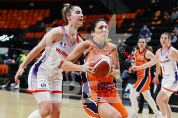 2021-03-18 - Cristina Ouvina of Valencia Basket and Lisa Berkani of ESBVA-LM during the Women's EuroCup, quarter-final basketball match between Valencia Basket and ESBVA-LM on March 18, 2021 at Fuente de San Luis pavilion in Valencia, Spain - Photo Ivan Terron / Spain DPPI / DPPI - VALENCIA BASKET AND ESBVA-LM - EUROCUP - BASKETBALL