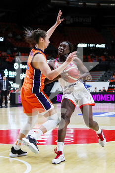 2021-03-18 - Mousdandy Djaldi-Tabdi of ESBVA-LM and Raquel Carrera of Valencia Basket during the Women's EuroCup, quarter-final basketball match between Valencia Basket and ESBVA-LM on March 18, 2021 at Fuente de San Luis pavilion in Valencia, Spain - Photo Ivan Terron / Spain DPPI / DPPI - VALENCIA BASKET AND ESBVA-LM - EUROCUP - BASKETBALL