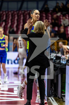 2019-12-04 - Marija Rezan del ZVVZ USK Praha con l'allenatrice del ZVVZ USK Praha Natalia Hejkova - REYER VENEZIA VS ZVVZ USK PRAHA - EUROLEAGUE WOMEN - BASKETBALL