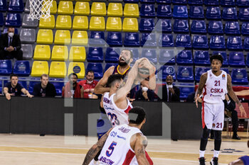2020-10-01 - Nikola Mirotic of Fc Barcelona competes for the ball with Tornike Shengelia of CSKA Moscow during the Turkish Airlines EuroLeague Basketball match between Fc Barcelona and CSKA Moscow on October 01, 2020 at Palau Blaugrana in Barcelona, Spain - Photo Javier Borrego / Spain DPPI / DPPI - FC BARCELONA VS CSKA MOSCOW - EUROLEAGUE - BASKETBALL
