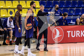 2020-10-01 - Sarunas Jasikevicius, Head coach of Fc Barcelona, Nikola Mirotic of Fc Barcelona and Cory Higgins of Fc Barcelona during the Turkish Airlines EuroLeague Basketball match between Fc Barcelona and CSKA Moscow on October 01, 2020 at Palau Blaugrana in Barcelona, Spain - Photo Javier Borrego / Spain DPPI / DPPI - FC BARCELONA VS CSKA MOSCOW - EUROLEAGUE - BASKETBALL