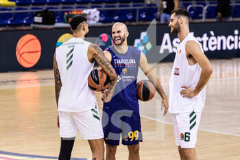 2020-10-15 - Nick Calathes of Fc Barcelona, Georgios Papagiannis and Zach Auguste of Panathinaikos OPAP before the Turkish Airlines EuroLeague basketball match between Fc Barcelona and Panathinaikos OPAP on October 15, 2020 at Palau Blaugrana in Barcelona, Spain - Photo Javier Borrego / Spain DPPI / DPPI - FC BARCELONA VS PANATHINAIKOS OPAP - EUROLEAGUE - BASKETBALL