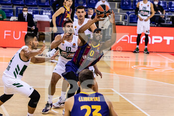 2020-10-15 - Brandon Davies of Fc Barcelona competes with Ioannis Papapetrou of Panathinaikos OPAP during the Turkish Airlines EuroLeague basketball match between Fc Barcelona and Panathinaikos OPAP on October 15, 2020 at Palau Blaugrana in Barcelona, Spain - Photo Javier Borrego / Spain DPPI / DPPI - FC BARCELONA VS PANATHINAIKOS OPAP - EUROLEAGUE - BASKETBALL