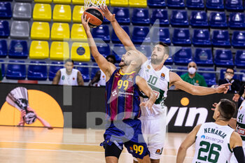 2020-10-15 - Nick Calathes of Fc Barcelona competes with Ioannis Papapetrou of Panathinaikos OPAP during the Turkish Airlines EuroLeague basketball match between Fc Barcelona and Panathinaikos OPAP on October 15, 2020 at Palau Blaugrana in Barcelona, Spain - Photo Javier Borrego / Spain DPPI / DPPI - FC BARCELONA VS PANATHINAIKOS OPAP - EUROLEAGUE - BASKETBALL