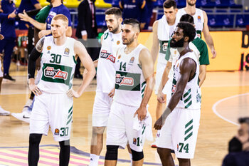 2020-10-15 - Panathinaikos OPAP players dejected after losing the Turkish Airlines EuroLeague basketball match between Fc Barcelona and Panathinaikos OPAP on October 15, 2020 at Palau Blaugrana in Barcelona, Spain - Photo Javier Borrego / Spain DPPI / DPPI - FC BARCELONA VS PANATHINAIKOS OPAP - EUROLEAGUE - BASKETBALL
