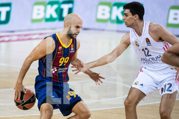2020-10-23 - Nick Calathes of FC Barcelona and Carlos Alocen of Real Madrid during the Turkish Airlines EuroLeague basketball match between Fc Barcelona and Real Madrid on October 23, 2020 at Palau blaugrana in Barcelona, Spain - Photo Marc Gonzalez Aloma / Spain DPPI / DPPI - FC BARCELONA VS REAL MADRID - EUROLEAGUE - BASKETBALL