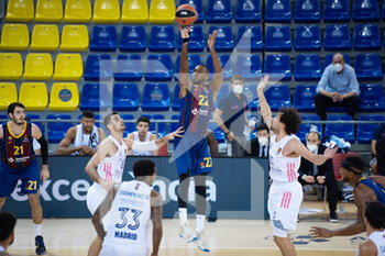 2020-10-23 - Cory Higgins of FC Barcelona and Trey Thompkins of Real Madrid during the Turkish Airlines EuroLeague basketball match between Fc Barcelona and Real Madrid on October 23, 2020 at Palau blaugrana in Barcelona, Spain - Photo Marc Gonzalez Aloma / Spain DPPI / DPPI - FC BARCELONA VS REAL MADRID - EUROLEAGUE - BASKETBALL