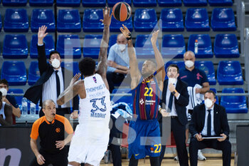 2020-10-23 - Cory Higgins of FC Barcelona and Trey Thompkins of Real Madrid during the Turkish Airlines EuroLeague basketball match between Fc Barcelona and Real Madrid on October 23, 2020 at Palau blaugrana in Barcelona, Spain - Photo Marc Gonzalez Aloma / Spain DPPI / DPPI - FC BARCELONA VS REAL MADRID - EUROLEAGUE - BASKETBALL
