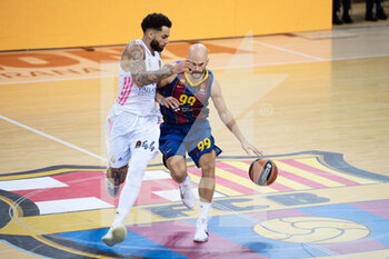 2020-10-23 - Nick Calathes of FC Barcelona and Jeffery Taylor of Real Madrid during the Turkish Airlines EuroLeague basketball match between Fc Barcelona and Real Madrid on October 23, 2020 at Palau blaugrana in Barcelona, Spain - Photo Marc Gonzalez Aloma / Spain DPPI / DPPI - FC BARCELONA VS REAL MADRID - EUROLEAGUE - BASKETBALL