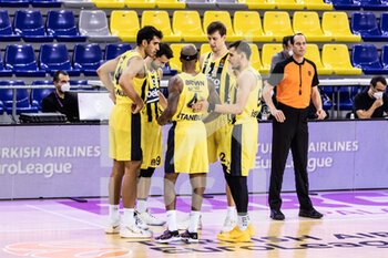 2020-11-12 - Fenerbahce Beko Istambul team during the Turkish Airlines EuroLeague basketball match between Fc Barcelona and Fenerbahce Beko Istambul on November 12, 2020 at Palau Blaugrana in Barcelona, Spain - Photo Javier Borrego / Spain DPPI / DPPI - FC BARCELONA AND FENERBAHCE BEKO ISTAMBUL - EUROLEAGUE - BASKETBALL