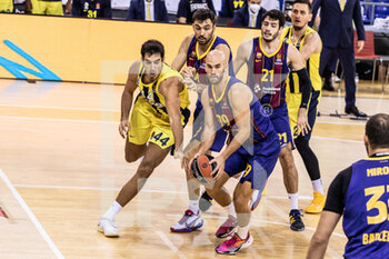 2020-11-12 - Nick Calathes of Fc Barcelona competes with Ahmet Duverioglu of Fenerbahce Beko Istambul during the Turkish Airlines EuroLeague basketball match between Fc Barcelona and Fenerbahce Beko Istambul on November 12, 2020 at Palau Blaugrana in Barcelona, Spain - Photo Javier Borrego / Spain DPPI / DPPI - FC BARCELONA AND FENERBAHCE BEKO ISTAMBUL - EUROLEAGUE - BASKETBALL