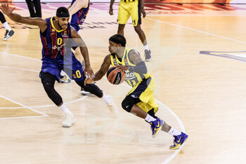2020-11-12 - Ali Muhammed of Fenerbahce Beko Istambul and Brandon Davies of Fc Barcelona during the Turkish Airlines EuroLeague basketball match between Fc Barcelona and Fenerbahce Beko Istambul on November 12, 2020 at Palau Blaugrana in Barcelona, Spain - Photo Javier Borrego / Spain DPPI / DPPI - FC BARCELONA AND FENERBAHCE BEKO ISTAMBUL - EUROLEAGUE - BASKETBALL