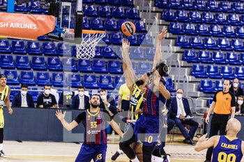 2020-11-12 - Lorenzo Brown of Fenerbahce Beko Istambul and Brandon Davies of Fc Barcelona during the Turkish Airlines EuroLeague basketball match between Fc Barcelona and Fenerbahce Beko Istambul on November 12, 2020 at Palau Blaugrana in Barcelona, Spain - Photo Javier Borrego / Spain DPPI / DPPI - FC BARCELONA AND FENERBAHCE BEKO ISTAMBUL - EUROLEAGUE - BASKETBALL