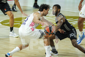 2020-12-04 - Sergio Llull Melia of Real Madrid Baloncesto and Norris Cole of Asvel Lyon-Villeurbanne fight for the ball during the Turkish Airlines Euroleague basketball match between Real Madrid and LDLC ASVEL on December 04, 2020 at WiZink Center in Madrid, Spain - Photo Irina R Hipolito / Spain DPPI / DPPI - REAL MADRID VS LDLC ASVEL - EUROLEAGUE - BASKETBALL