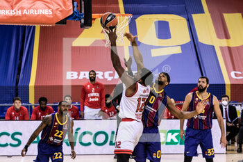 2020-12-08 - Hassan Martin of Olympiacos Piraeus shoots over Brandon Davies of Fc Barcelona during the Turkish Airlines EuroLeague basketball match between Fc Barcelona and Olympiacos Piraeus on December 8, 2020 at Palau Blaugrana in Barcelona, Spain - Photo Javier Borrego / Spain DPPI / DPPI - FC BARCELONA VS OLYMPIACOS PIRAEUS - EUROLEAGUE - BASKETBALL