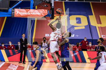 2020-12-08 - Shaquielle McKissic of Olympiacos Piraeus shoots over Adam Hanga of Fc Barcelona during the Turkish Airlines EuroLeague basketball match between Fc Barcelona and Olympiacos Piraeus on December 8, 2020 at Palau Blaugrana in Barcelona, Spain - Photo Javier Borrego / Spain DPPI / DPPI - FC BARCELONA VS OLYMPIACOS PIRAEUS - EUROLEAGUE - BASKETBALL