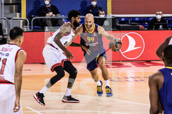 2020-12-08 - Nick Calathes of Fc Barcelona and Octavius Ellis of Olympiacos Piraeus during the Turkish Airlines EuroLeague basketball match between Fc Barcelona and Olympiacos Piraeus on December 8, 2020 at Palau Blaugrana in Barcelona, Spain - Photo Javier Borrego / Spain DPPI / DPPI - FC BARCELONA VS OLYMPIACOS PIRAEUS - EUROLEAGUE - BASKETBALL