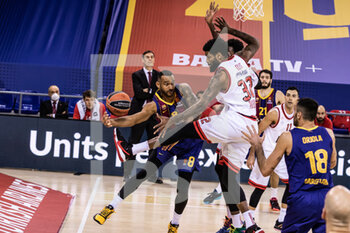 2020-12-08 - Adam Hanga of Fc Barcelona competes with Octavius Ellis of Olympiacos Piraeus during the Turkish Airlines EuroLeague basketball match between Fc Barcelona and Olympiacos Piraeus on December 8, 2020 at Palau Blaugrana in Barcelona, Spain - Photo Javier Borrego / Spain DPPI / DPPI - FC BARCELONA VS OLYMPIACOS PIRAEUS - EUROLEAGUE - BASKETBALL