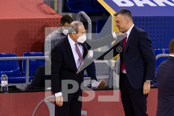 2020-12-11 - Ettore Messina, Head coach of Ax Armani Exchange Milan speak with Sarunas Jasikevicius, Head coach of Fc Barcelona during the Turkish Airlines EuroLeague basketball match between Fc Barcelona and AX Armani Exchange Milan on December 11, 2020 at Palau Blaugrana in Barcelona, Spain - Photo Javier Borrego / Spain DPPI / DPPI - FC BARCELONA VS AX ARMANI EXCHANGE MILAN - EUROLEAGUE - BASKETBALL