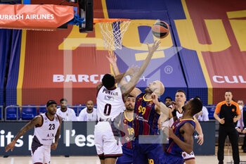 2020-12-11 - Kevin Punter of AX Armani Exchange Milan fights for the ball with Nick Calathes of Fc Barcelona during the Turkish Airlines EuroLeague basketball match between Fc Barcelona and AX Armani Exchange Milan on December 11, 2020 at Palau Blaugrana in Barcelona, Spain - Photo Javier Borrego / Spain DPPI / DPPI - FC BARCELONA VS AX ARMANI EXCHANGE MILAN - EUROLEAGUE - BASKETBALL