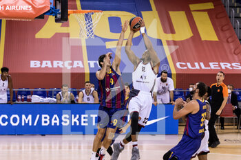 2020-12-11 - Jeff Brooks of AX Armani Exchange Milan throws the ball Leandro Bolmaro of Fc Barcelona during the Turkish Airlines EuroLeague basketball match between Fc Barcelona and AX Armani Exchange Milan on December 11, 2020 at Palau Blaugrana in Barcelona, Spain - Photo Javier Borrego / Spain DPPI / DPPI - FC BARCELONA VS AX ARMANI EXCHANGE MILAN - EUROLEAGUE - BASKETBALL