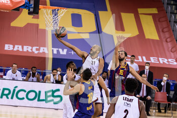2020-12-11 - Shavon Shields of AX Armani Exchange Milan shoot to basket during the Turkish Airlines EuroLeague basketball match between Fc Barcelona and AX Armani Exchange Milan on December 11, 2020 at Palau Blaugrana in Barcelona, Spain - Photo Javier Borrego / Spain DPPI / DPPI - FC BARCELONA VS AX ARMANI EXCHANGE MILAN - EUROLEAGUE - BASKETBALL