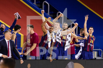 2020-12-11 - FC Barcelona team celebrates during the Turkish Airlines EuroLeague basketball match between Fc Barcelona and AX Armani Exchange Milan on December 11, 2020 at Palau Blaugrana in Barcelona, Spain - Photo Javier Borrego / Spain DPPI / DPPI - FC BARCELONA VS AX ARMANI EXCHANGE MILAN - EUROLEAGUE - BASKETBALL