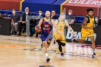 2020-12-16 - Nick Calathes of Fc Barcelona and Vyacheslav Zaytsev of Khimki Moscow during the Turkish Airlines EuroLeague basketball match between Fc Barcelona and BC Khimki Moscow Region on December 16, 2020 at Palau Blaugrana in Barcelona, Spain - Photo Javier Borrego / Spain DPPI / DPPI - FC BARCELONA VS BC KHIMKI MOSCOW REGION - EUROLEAGUE - BASKETBALL