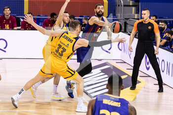 2020-12-16 - Nikola Mirotic of Fc Barcelona and Jonas Jerebko of Khimki Moscow during the Turkish Airlines EuroLeague basketball match between Fc Barcelona and BC Khimki Moscow Region on December 16, 2020 at Palau Blaugrana in Barcelona, Spain - Photo Javier Borrego / Spain DPPI / DPPI - FC BARCELONA VS BC KHIMKI MOSCOW REGION - EUROLEAGUE - BASKETBALL
