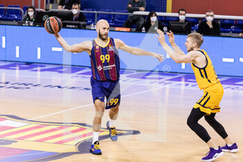 2020-12-16 - Nick Calathes of Fc Barcelona and Vyacheslav Zaytsev of Khimki Moscow during the Turkish Airlines EuroLeague basketball match between Fc Barcelona and BC Khimki Moscow Region on December 16, 2020 at Palau Blaugrana in Barcelona, Spain - Photo Javier Borrego / Spain DPPI / DPPI - FC BARCELONA VS BC KHIMKI MOSCOW REGION - EUROLEAGUE - BASKETBALL