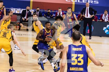 2020-12-16 - Cory Higgins of Fc Barcelona and Devin Booker of Khimki Moscow during the Turkish Airlines EuroLeague basketball match between Fc Barcelona and BC Khimki Moscow Region on December 16, 2020 at Palau Blaugrana in Barcelona, Spain - Photo Javier Borrego / Spain DPPI / DPPI - FC BARCELONA VS BC KHIMKI MOSCOW REGION - EUROLEAGUE - BASKETBALL