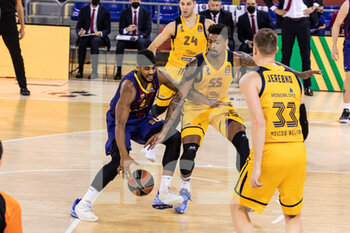 2020-12-16 - Brandon Davies of Fc Barcelona fights for the ball with Jordan Mickey of BC Khimki Moscow Region during the Turkish Airlines EuroLeague basketball match between Fc Barcelona and BC Khimki Moscow Region on December 16, 2020 at Palau Blaugrana in Barcelona, Spain - Photo Javier Borrego / Spain DPPI / DPPI - FC BARCELONA VS BC KHIMKI MOSCOW REGION - EUROLEAGUE - BASKETBALL