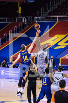 2021-02-26 - Artem Pustovyi of Fc Barcelona competes with Moustapha Fall of LDLC ASVEL during the Turkish Airlines EuroLeague basketball match between FC Barcelona and LDLC ASVEL Villeurbanne on February 26, 2021 at Palau Blaugrana in Barcelona, Spain - Photo Javier Borrego / Spain DPPI / DPPI - FC BARCELONA AND LDLC ASVEL VILLEURBANNE - EUROLEAGUE - BASKETBALL