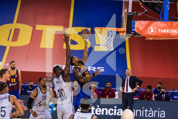 2021-02-26 - Cory Higgins of Fc Barcelona and Moustapha Fall of LDLC ASVEL during the Turkish Airlines EuroLeague basketball match between FC Barcelona and LDLC ASVEL Villeurbanne on February 26, 2021 at Palau Blaugrana in Barcelona, Spain - Photo Javier Borrego / Spain DPPI / DPPI - FC BARCELONA AND LDLC ASVEL VILLEURBANNE - EUROLEAGUE - BASKETBALL